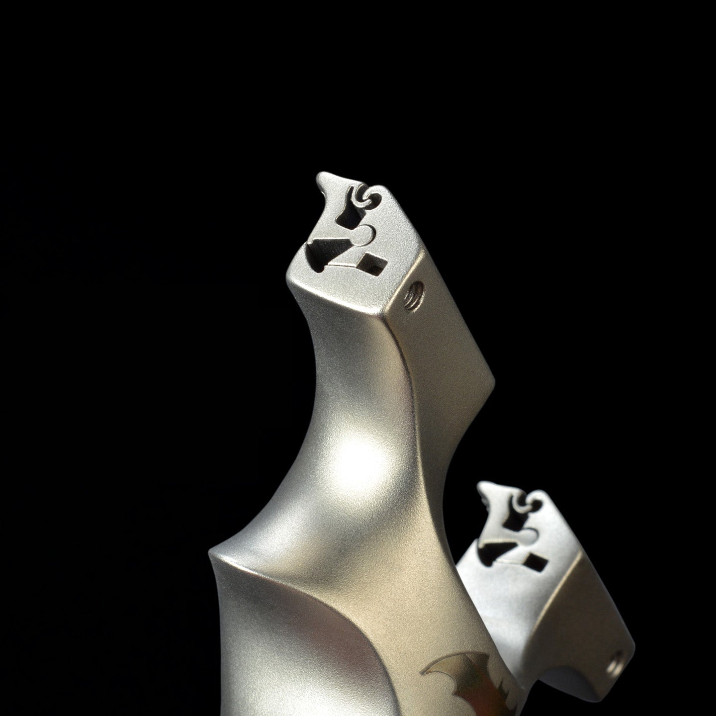 第二世代コウモリ スリングショット パチンコ ワンタッチゴム装着 コウモリの模様 龍の歯型ゴム固定クリップ ステンレス製スリングショット 動物駆除器 害獣・害虫防除器 流線型アウトドア 射撃場ゲーム 狩猟 アウトドア玩具セット クマ駆除ツール クマ防除用品