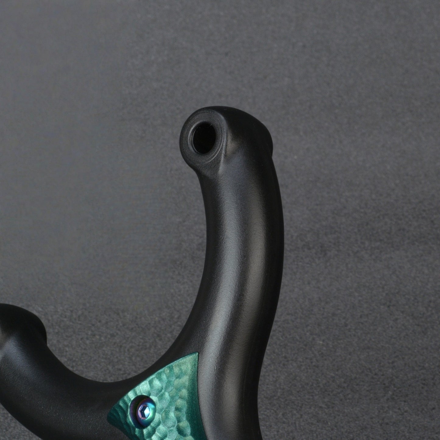 シングルカード式ヴェノム スリングショット ABS樹脂に埋め込まれた金属インサート パチンコ 単粒ビーズ固定 動物駆除器 発射装置 害獣・害虫防除器 流線型アウトドア ターゲットゲーム 練習用スリングショット アウトドア玩具セット 狩猟 クマ防除用品 クマ駆除ツール