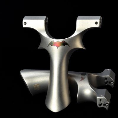 第二世代コウモリ スリングショット パチンコ ワンタッチゴム装着 コウモリの模様 龍の歯型ゴム固定クリップ ステンレス製スリングショット 動物駆除器 害獣・害虫防除器 流線型アウトドア 射撃場ゲーム 狩猟 アウトドア玩具セット クマ駆除ツール クマ防除用品