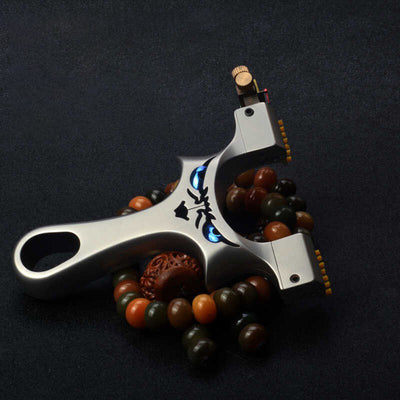 龍歯悪鬼 tc21チタン合金 可変式外弓門幅 スリングショット パチンコ ビー玉銃 鬼の模様  龍の歯型ゴム固定クリップ 流線型アウトドア 射撃場ゲーム 狩猟  クマ駆除ツール クマ防除用品