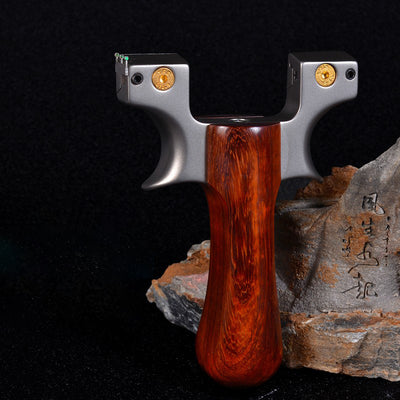 スリングショット ビー玉銃 チタン合金弓頭スリングショット 一体型ゴム固定クリップ 動物駆除器 害獣・害虫防除器 流線型 アウトドア 射撃場ゲーム 狩猟 アウトドア玩具セット クマ駆除ツール クマ防除用品