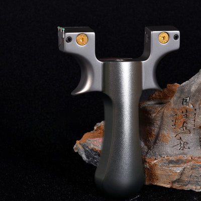 スリングショット ビー玉銃 チタン合金弓頭スリングショット 一体型ゴム固定クリップ 動物駆除器 害獣・害虫防除器 流線型 アウトドア 射撃場ゲーム 狩猟 アウトドア玩具セット クマ駆除ツール クマ防除用品