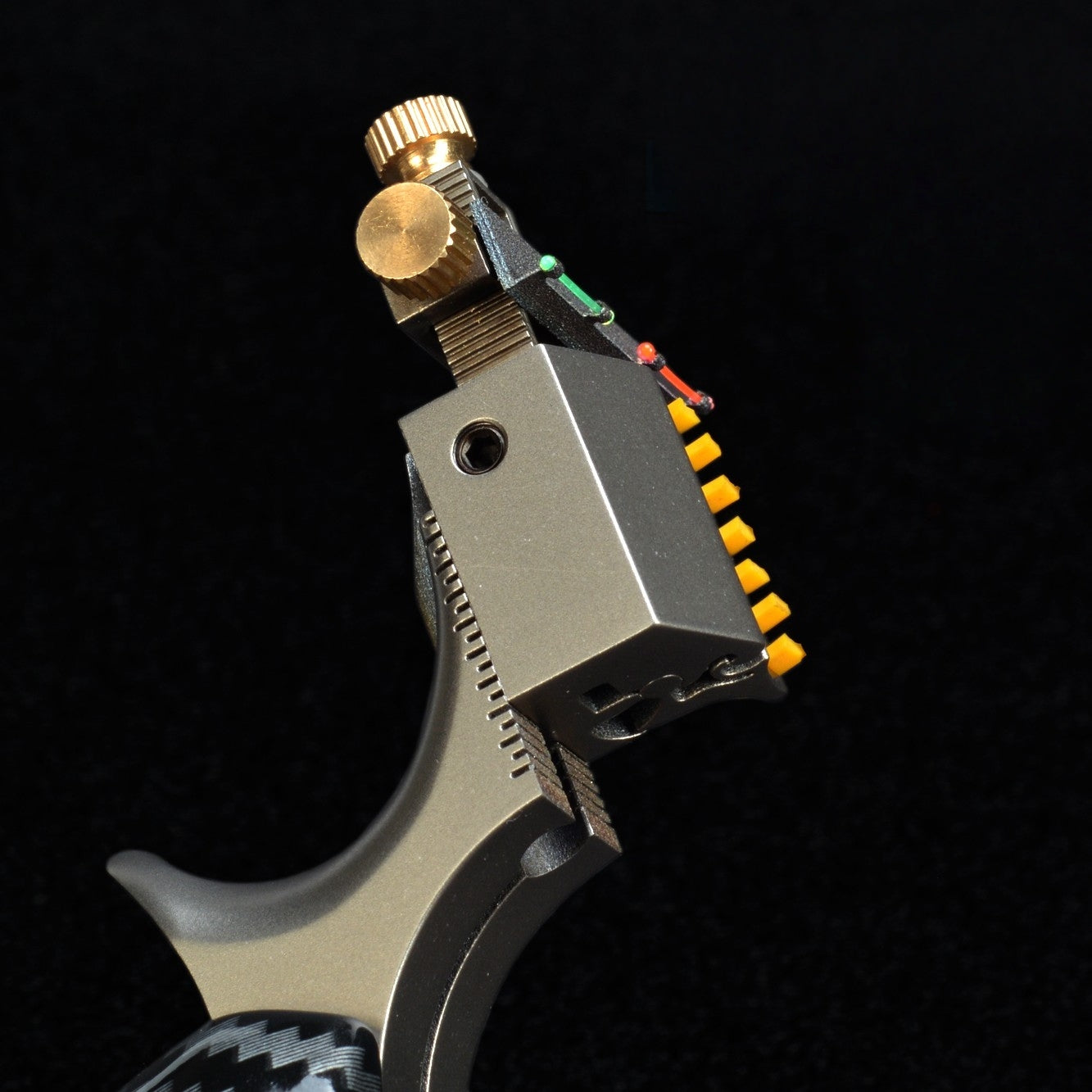 龍歯雀の踊り スリングショット 可変式外弓門幅  龍の歯型ゴム固定クリップ パチンコ チタン合金弓頭 動物駆除器 発射装置 害獣・害虫防除器 流線型アウトドア ターゲットゲーム 練習用スリングショット アウトドア玩具セット 狩猟